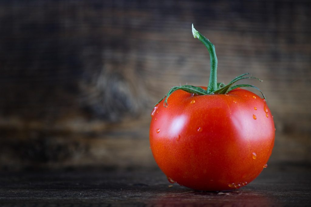 Eine einzelne Tomate